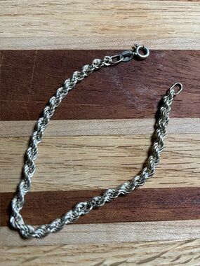 STAMPED 925 Italy Silver TWISTED ROPE BRACELET. 7” in length. Weighs 3.5grams